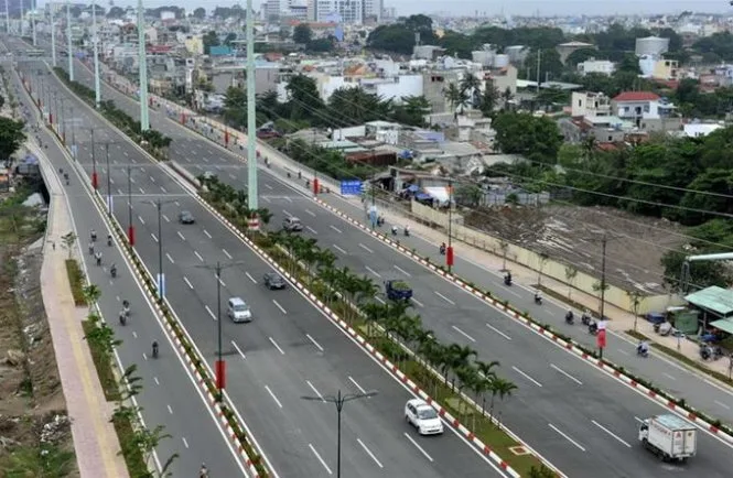 Hình ảnh 12 làn xe của đường Phạm Văn Đồng